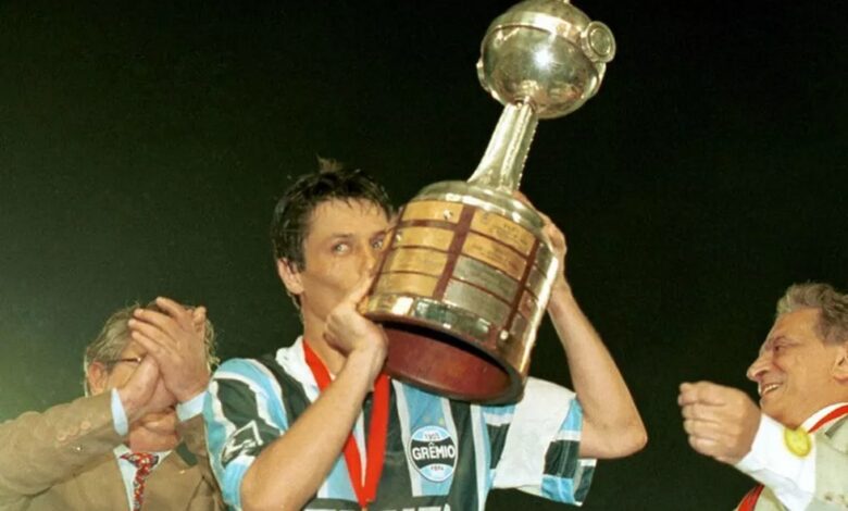 Adilson Batista com taça da Libertadores pelo Grêmio