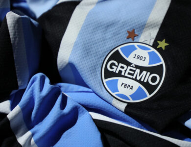 Camisa mostrando o escudo do Grêmio