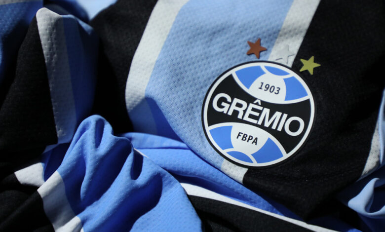 Camisa mostrando o escudo do Grêmio