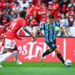 Jogadores de Grêmio e Inter em partida
