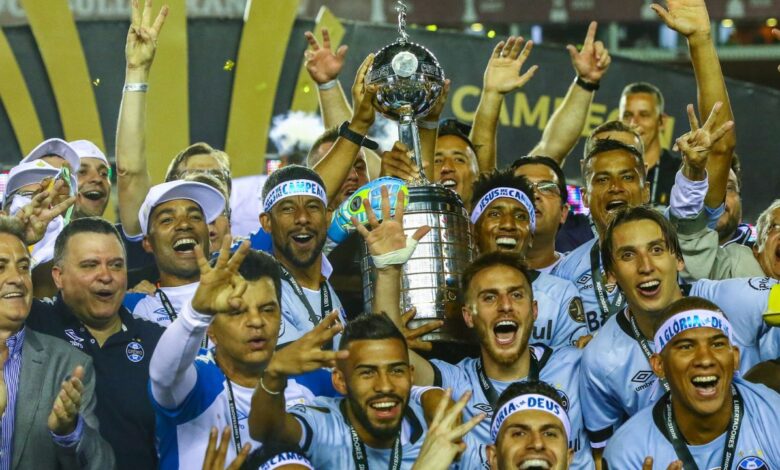 Jogadores do Grêmio comemorando título da Libertadores em 2017