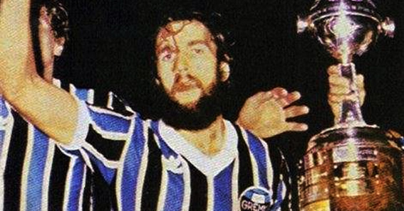 Hugo De León com o rosto sangrando pelo Grêmio