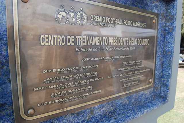 Placa de inauguração do CT do Grêmio