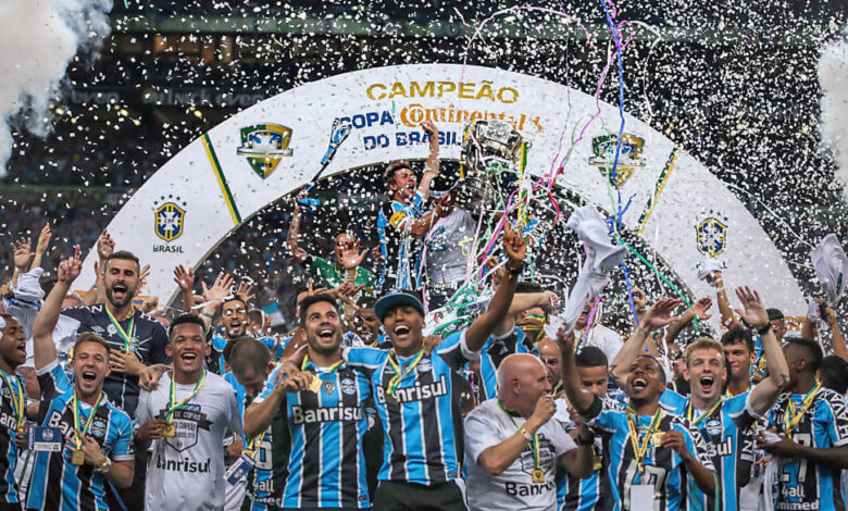 Elenco do Grêmio comemorando título da Copa do Brasil
