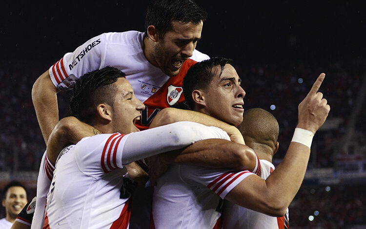 Funes Mori comemorando gol pelo River Plate com jogadores da equipe