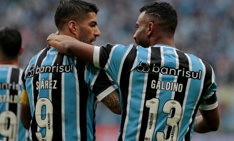 Galdino e Suárez em campo pelo Grêmio