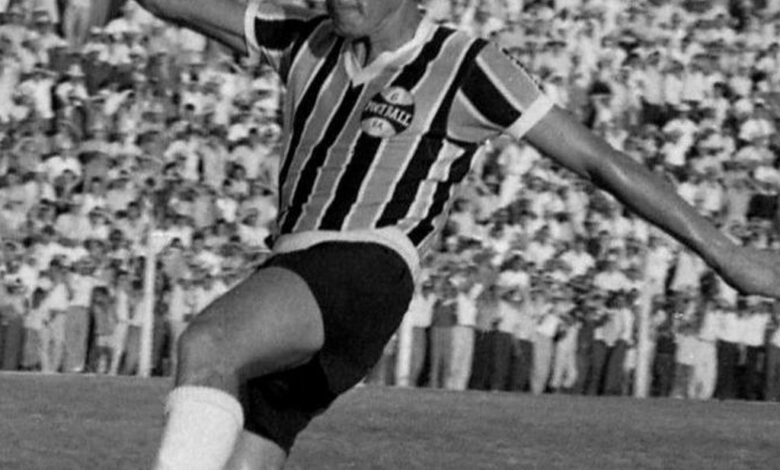 Gessy Lima com a camisa do Grêmio