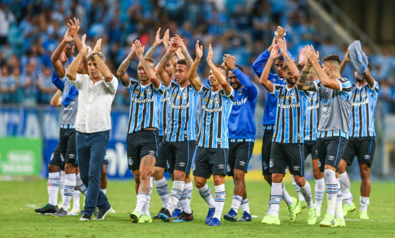 Equipe do Grêmio aplaudindo torcedores