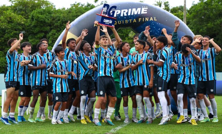 Equipe sub-15 do Grêmio comemorando título