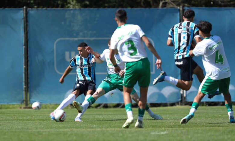 Gustavo Nunes, em jogo pelo Grêmio