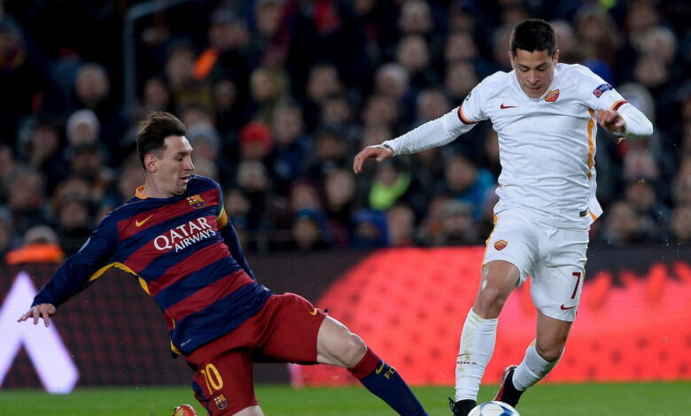 Iturbe e Messi em disputa de bola