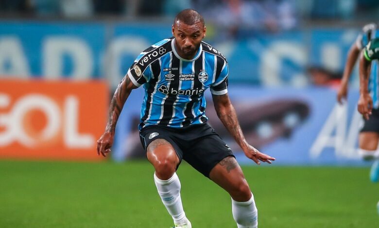 João Pedro Galvão com a camisa do Grêmio