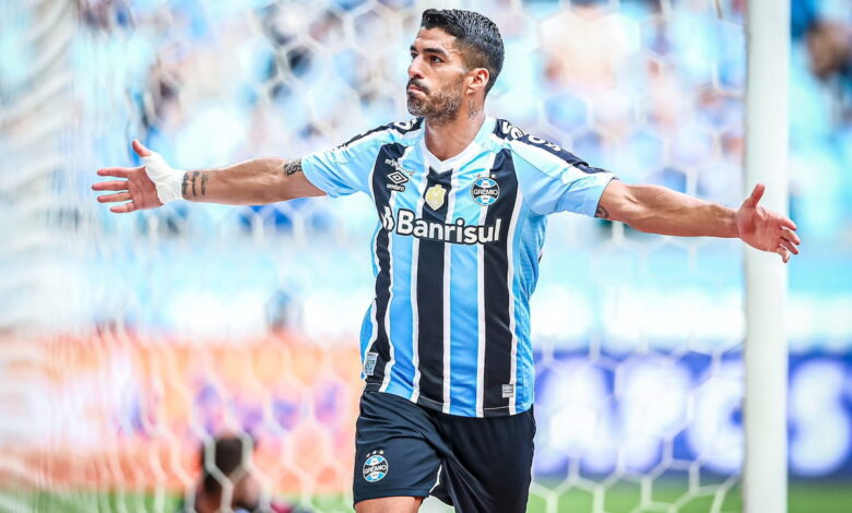 Luis Suárez com a camisa do Grêmio