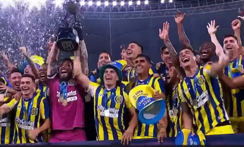 Jogadores do Rosario Central comemorando título