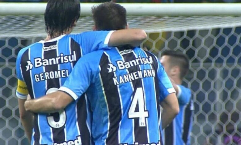 Geromel e Kannemann em campo pelo Grêmio