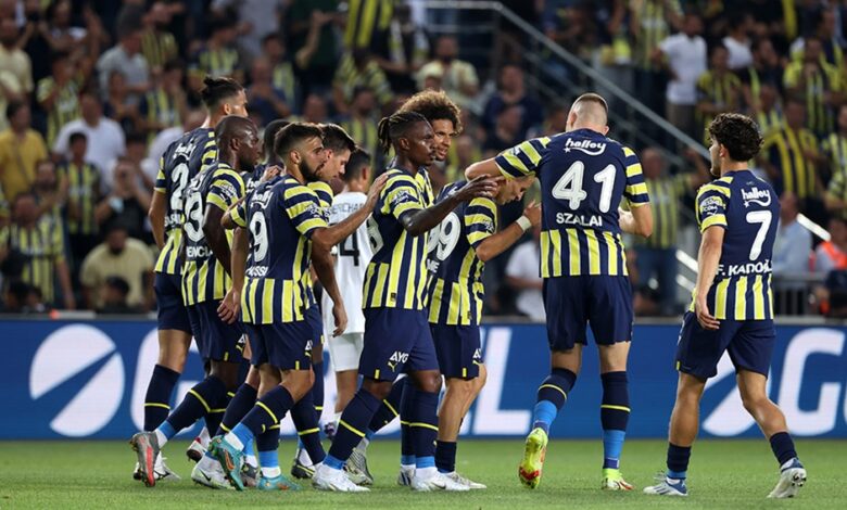 Jogadores do Fenerbahçe em campo