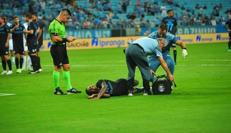 Nathan Fernandes recebendo tratamento de médicos do Grêmio