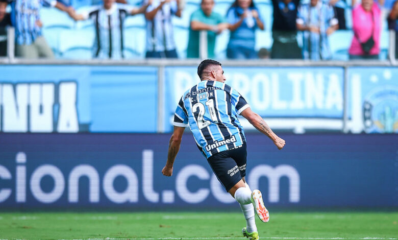 Pavón comemorando gol pelo Grêmio