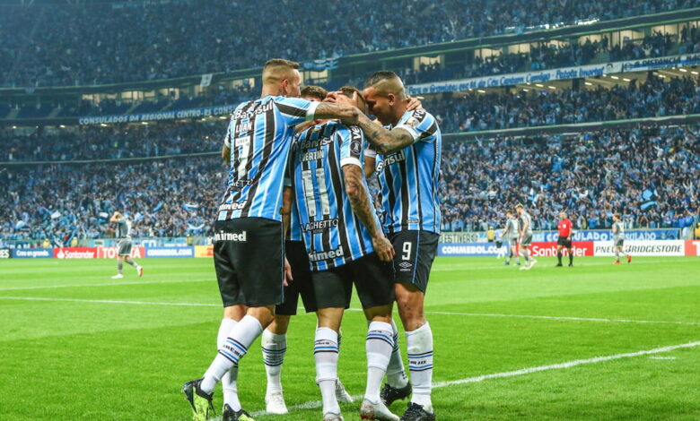 Grêmio comemora vitória sobre o Estudiantes na Libertadores